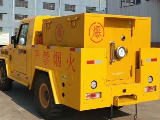 惠济凯龙爆破器材运输车：保障爆破任务的安全运行